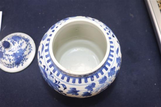 A 19th century Chinese blue and white vase and cover, decorated with dragons height 20cm